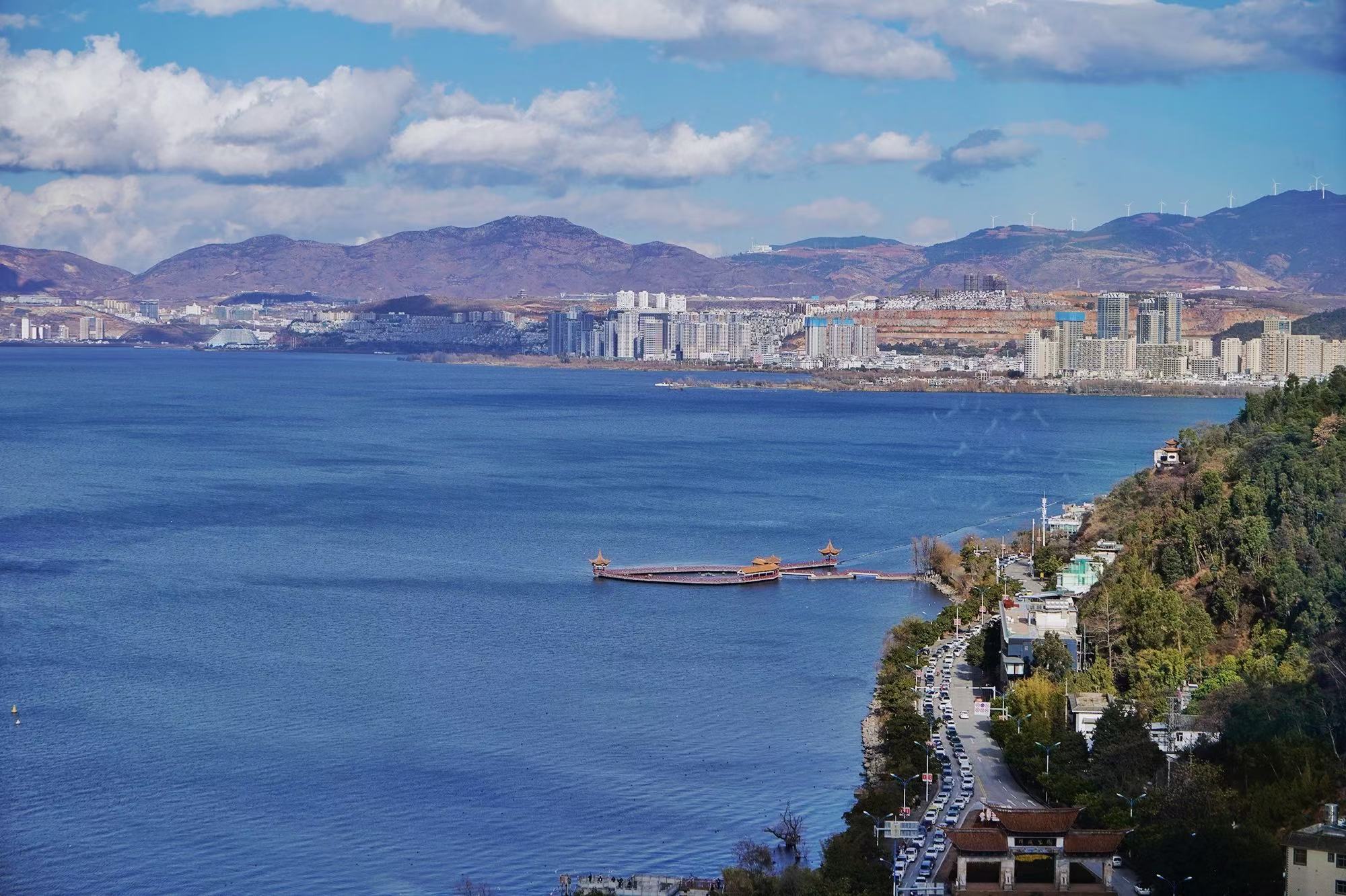 大理沿湖风景与城市山海关系