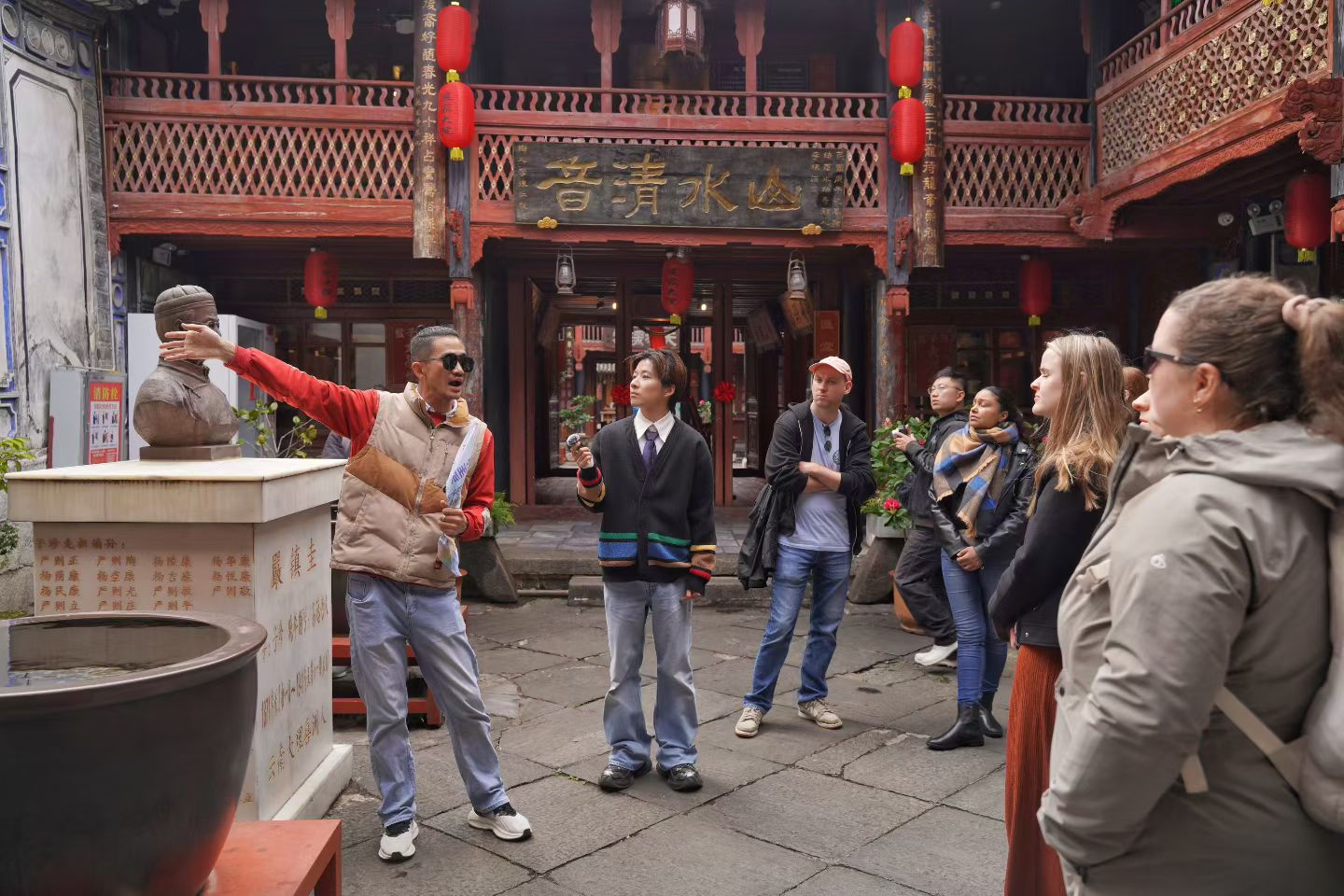 锦云为欧洲团旅客做院落在地讲解的实拍