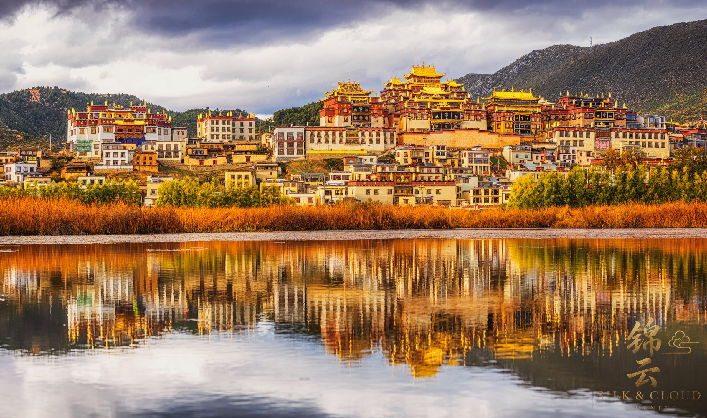 松赞林寺远景