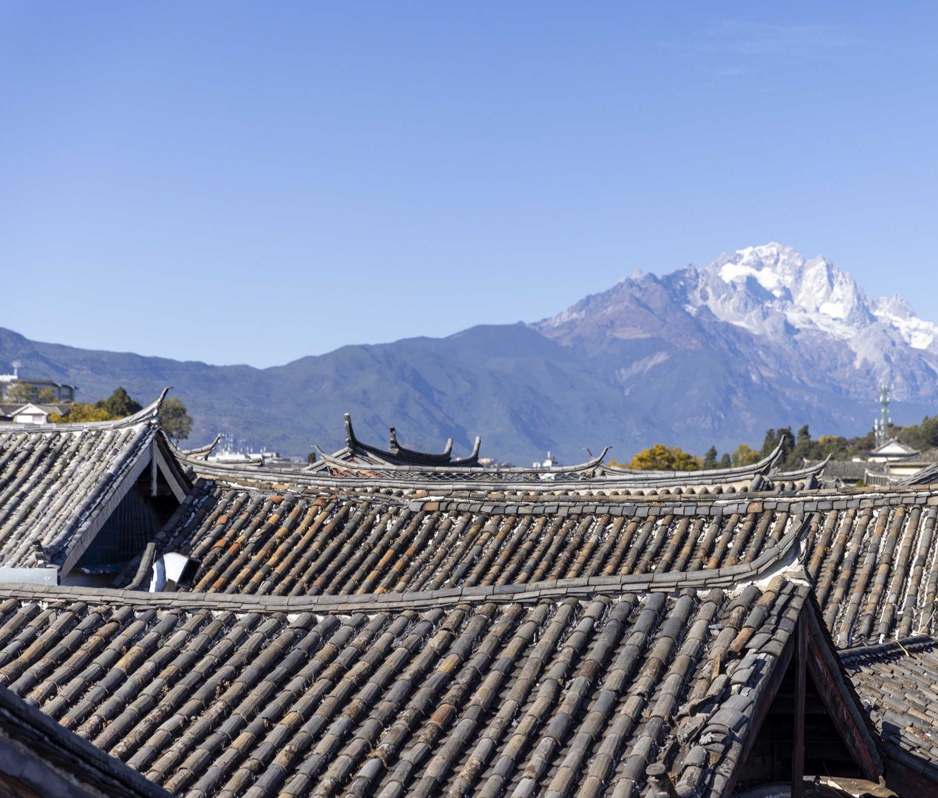丽江古城屋檐与玉龙雪山实景