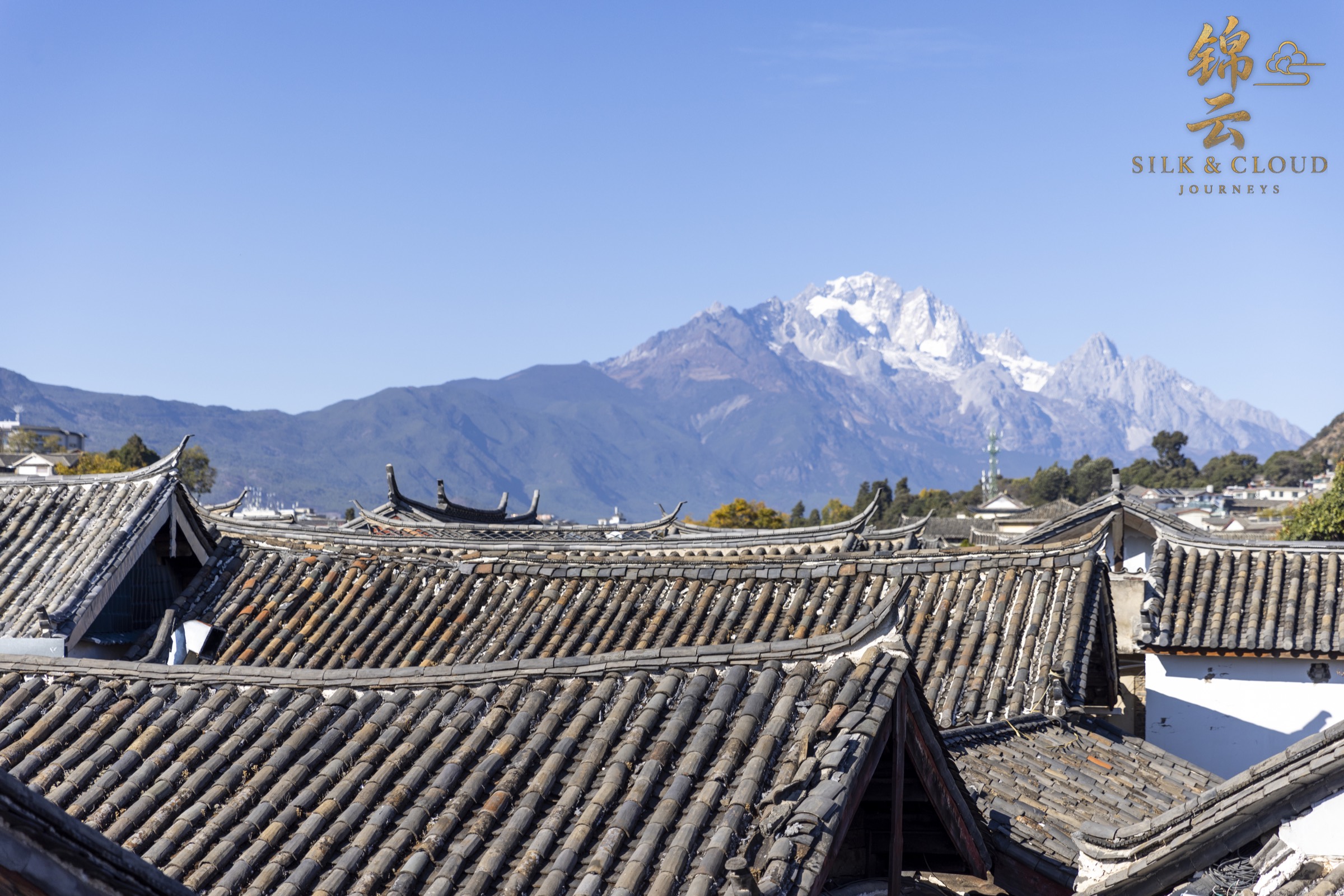 丽江古城屋檐与玉龙雪山实景
