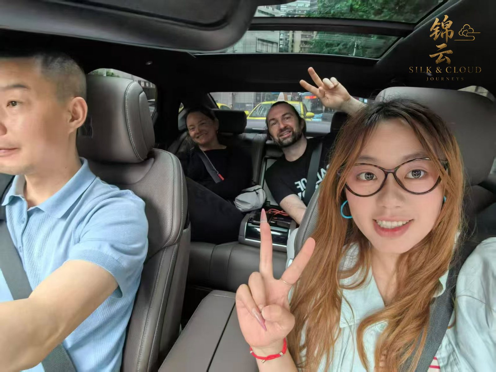 旅客在锦云车内乘坐交流的实拍